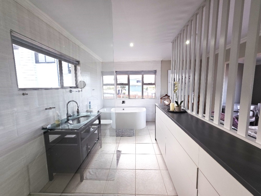 3 Bedroom Property for Sale in Dana Bay Western Cape